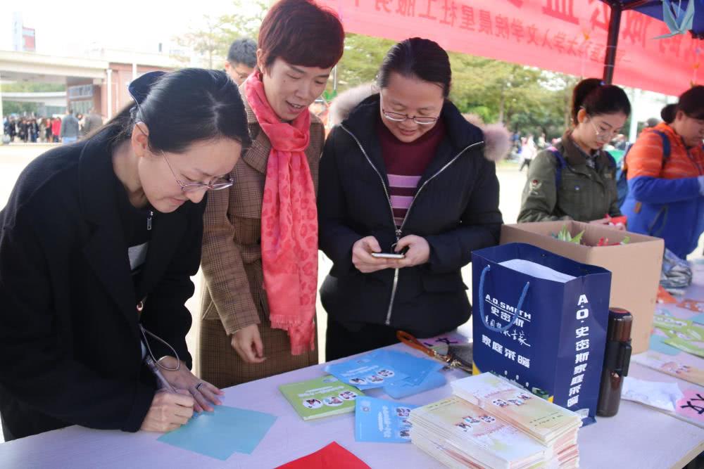 人文学院的老师们正在参与活动