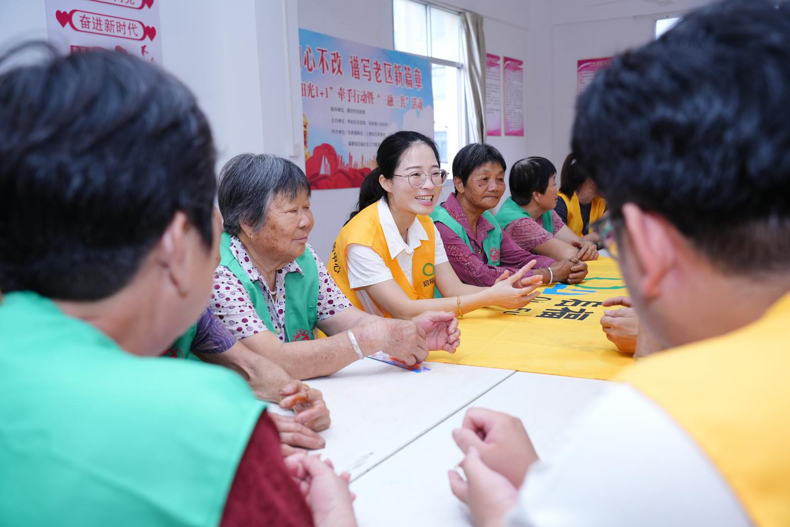 福建日报：爱心助老进老区